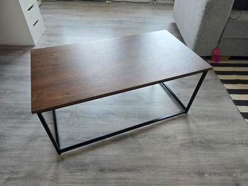 FREE Salontafel met houtlook blad en zwart metalen onderstel
