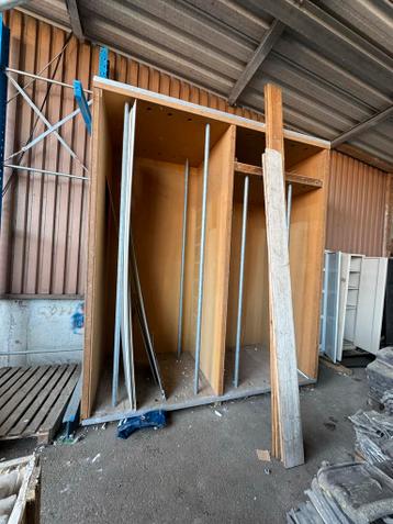 Houten opbergkast met metalen stangen