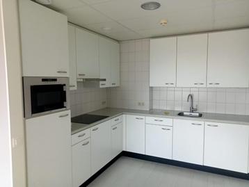 Witte hoekkeuken met ongebruikte apparatuur