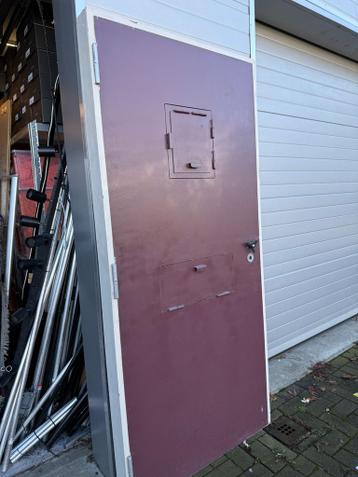 Gratis af te halen: replica metalen deur met luikjes