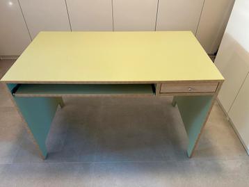 Bureau met uitschuifbaar onderblad, licht groen.