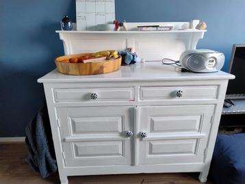 Handig keukenkastje met romantische franjers