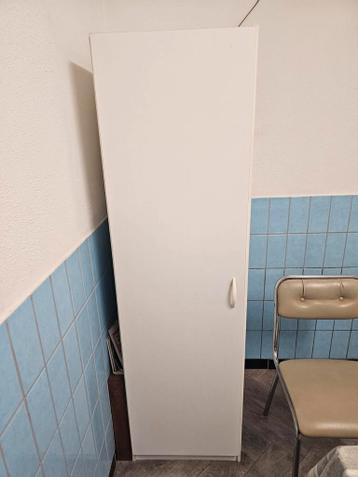 Witte kast,170 cm hoog,ophalen 21 maart!