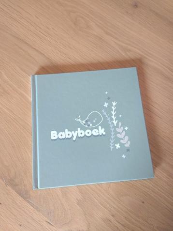 Babyboek voor foto's en mooie herinneringen