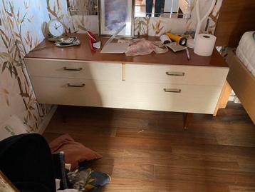 Leuk vintage kastje. Er zijn er twee van..