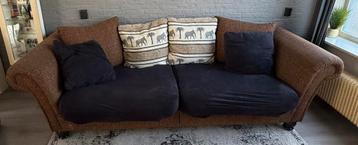 Comfortabele bruine bank met kussens, TILBURG tot 27/3.