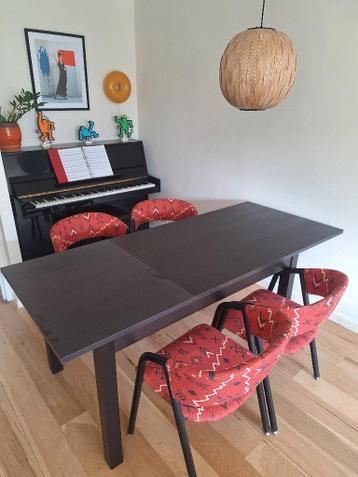 Zwarte eettafel (uitschuifbaar)