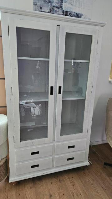 Witte vitrinekast met verlichting