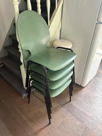 Vier groene houten schoolstoelen