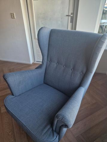 Grijze fauteuil met knopen