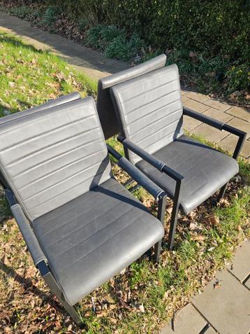 Vier donkergrijze stoelen