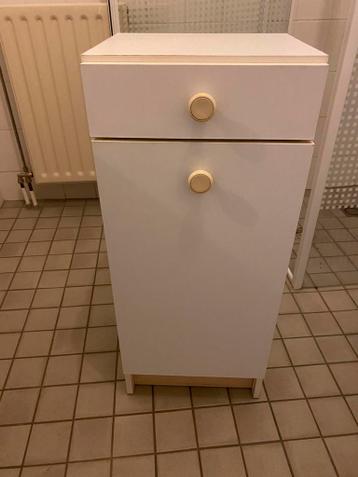 Wit kastje voor was wasmand