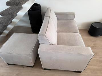 Bank lichtgrijs met poef