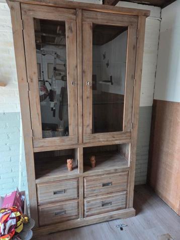 Houten vitrinekast met lades en glazen deuren