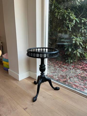 Gratis Antiek Zwart Bijzettafeltje