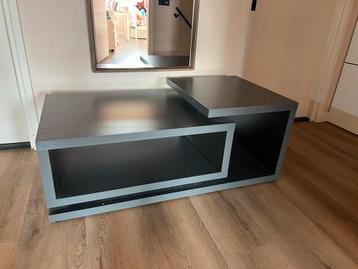 Grijze salontafel met open vakken