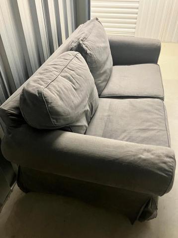 Comfortabele grijze tweepersoonsbank