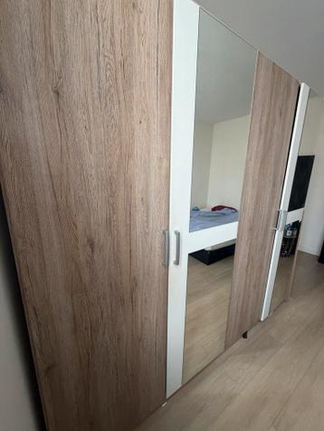 Kledingkast met spiegeldeuren GRATIS