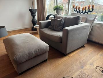 Comfortabele grijsgroene loveseat met hocker en kussen