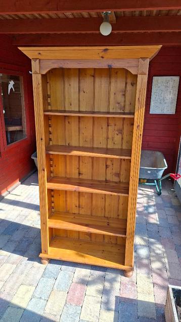 GRATIS: Grenen / vuren boekenkast. Gratis ophalen.