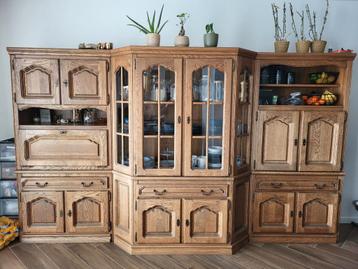 Gratis eikenhouten kast met vitrine en opbergruimte