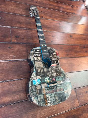 Unieke akoestische gitaar - Kunstproject Jaren '90 Top 40