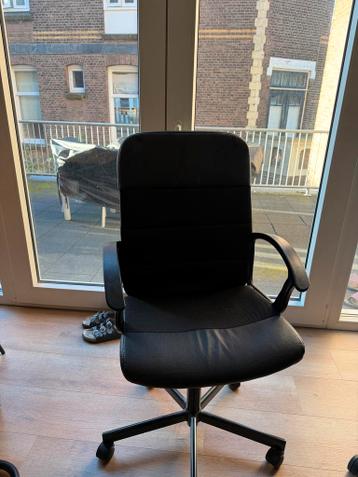Zwarte bureaustoel met armleuningen