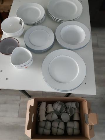 GRATIS servies borden, kop en schotels. Op tafel en in doos