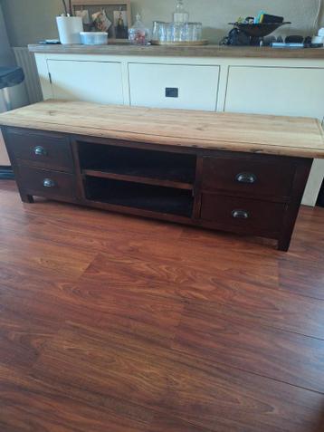 Tv kast van zwaar hout