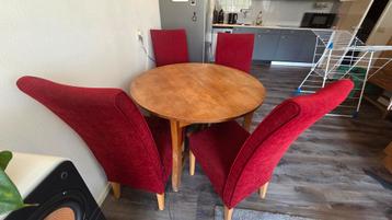 Uitschuifbare eettafel met 4 stoelen