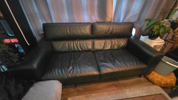 Zwarte leren bank met verstelbare hoofdsteun