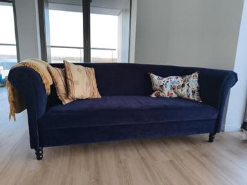 Leuke paarse fluwelen bank.