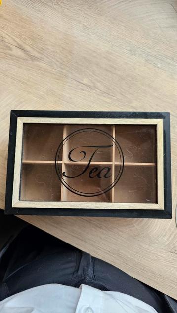 Houten theedoos met 6 vakken en glazen deksel