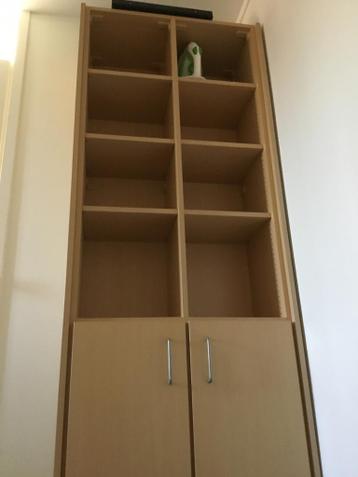 Boekenkast met 8 vakken en deurtjes