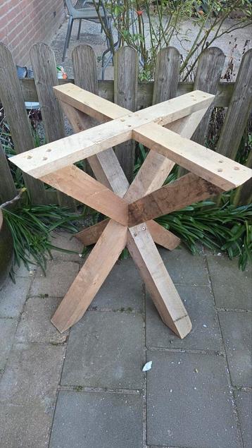 Steigerhouten eettafel met zwart rond blad
