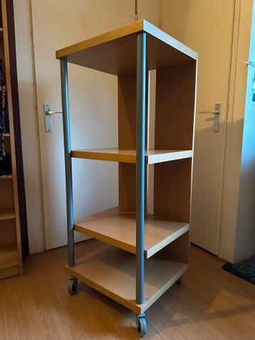 Houten kastje met metalen staanders en wieltjes