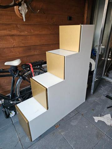 Trapkast met gouden lades