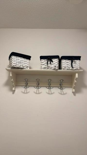 Witte kapstok met plankje en drie mandjes