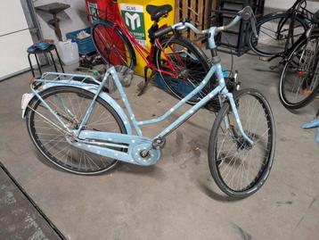 Lichtblauwe damesfiets met witte stippen