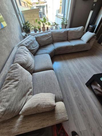 Stoffen hoekbank met losse kussens in beige structuur