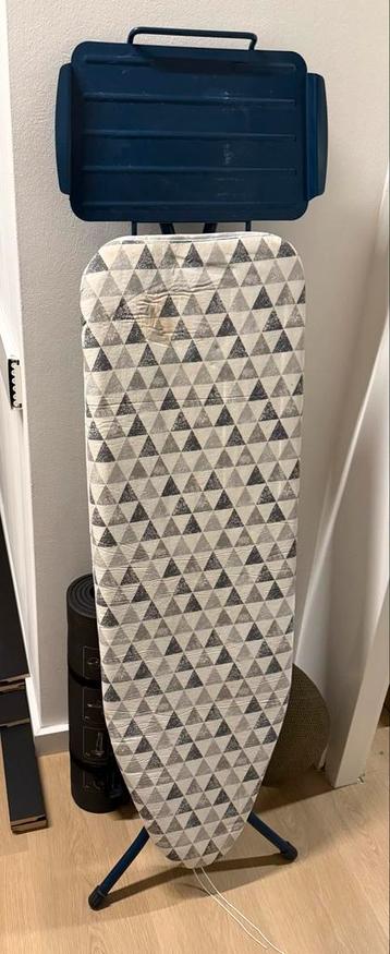 Gratis strijkplank met strijkijzerhouder