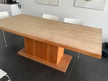 Eetkamertafel 210 x 100 cm; hoogte 75 cm