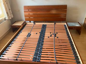 2 persoonsbed met verstelbare lattenbodem en 2 nachtkastjes