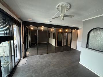 Kledingkast met spiegels en verlichting