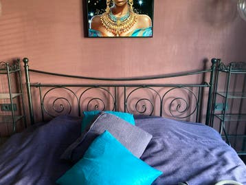 2 Nachtkastjes, 2 lampen en bed hoofdbord.