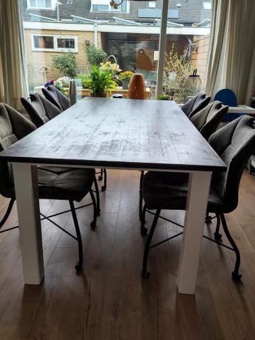 Zelfgemaakte grote eettafel