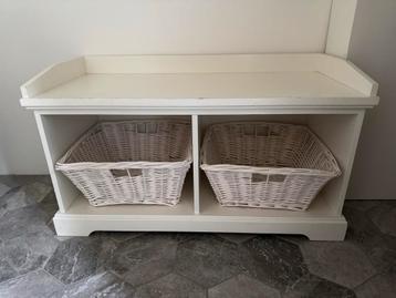 Wit houten schoenenkastje met manden