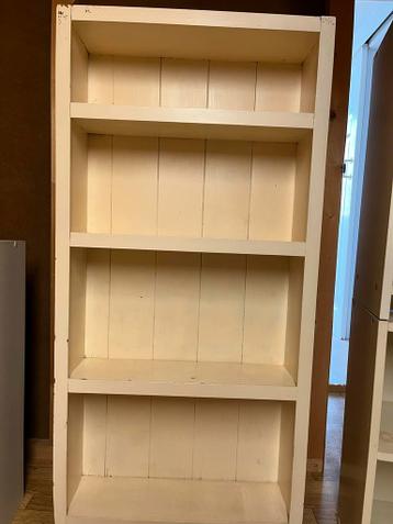 Crèmekleurige boekenkast met vier planken