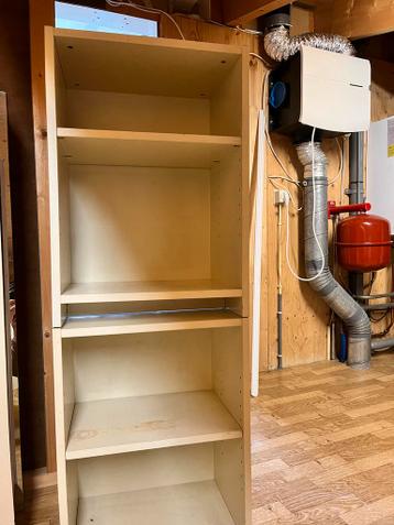 Lichte boekenkast met planken