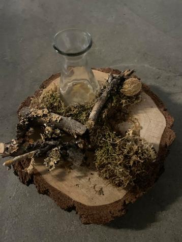 Houten plateau met vaasje en decoratie